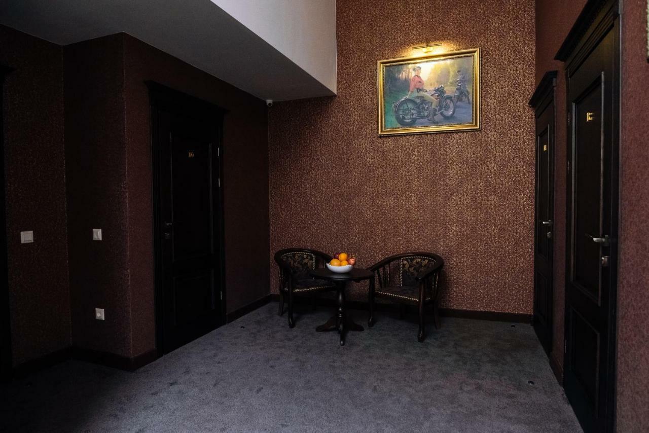 ホテル Clubhouse イヴァーノ＝フランキーウシク エクステリア 写真