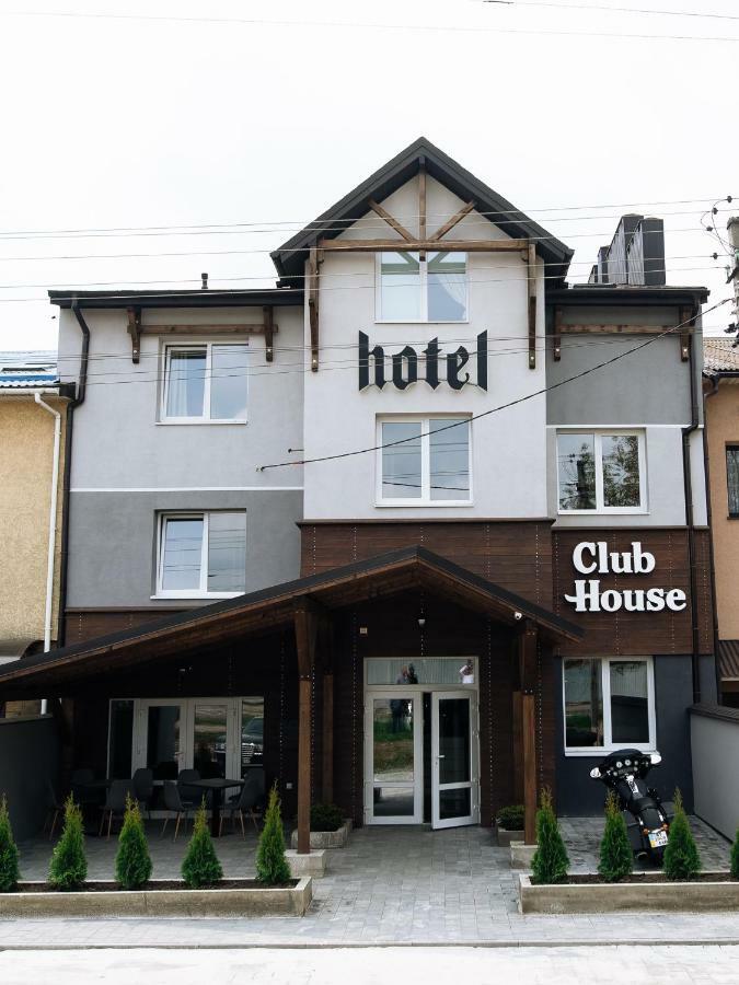ホテル Clubhouse イヴァーノ＝フランキーウシク エクステリア 写真