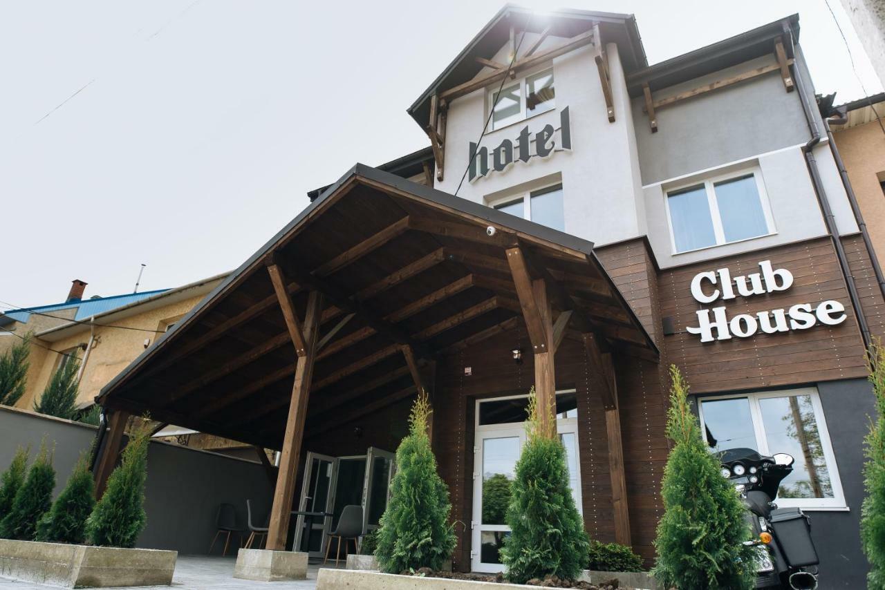ホテル Clubhouse イヴァーノ＝フランキーウシク エクステリア 写真